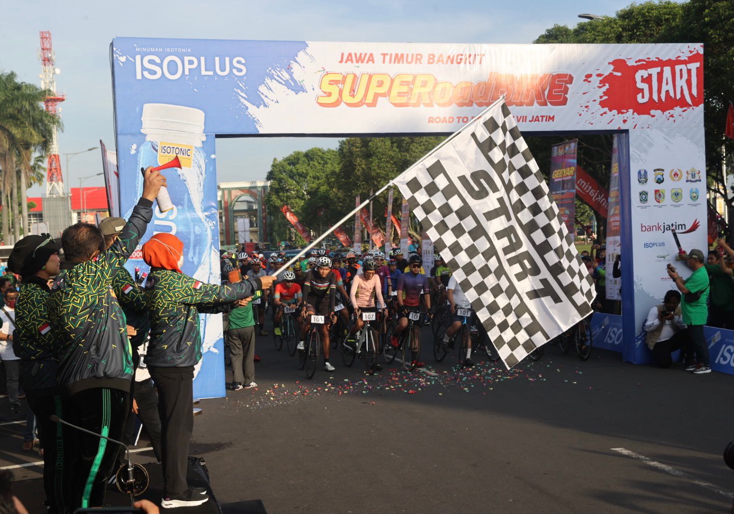 Gubernur Jawa Timur Khofifah Indar Parawansa pada Semarak Gebyar Pekan Olahraga Provinsi (Porprov) Jatim VII Tahun 2022 melalui ajang Super Road Bike 2022, Sabtu (18/6). 