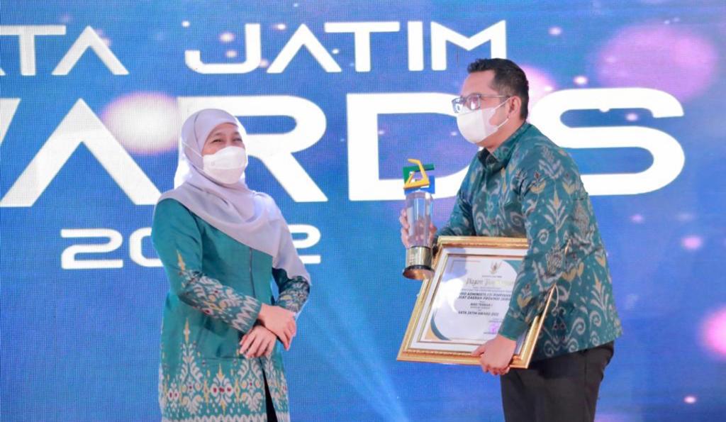 Gubernur Jawa Timur, Khofifah Indar Parawansa memberi penghargaan Satu Data (Sata) Jatim Awards 2022 kepada Organisasi Perangkat Daerah (OPD) dan lembaga pemerintah lainnya  di Vasa Hotel Surabaya, Minggu (19/6/2022).