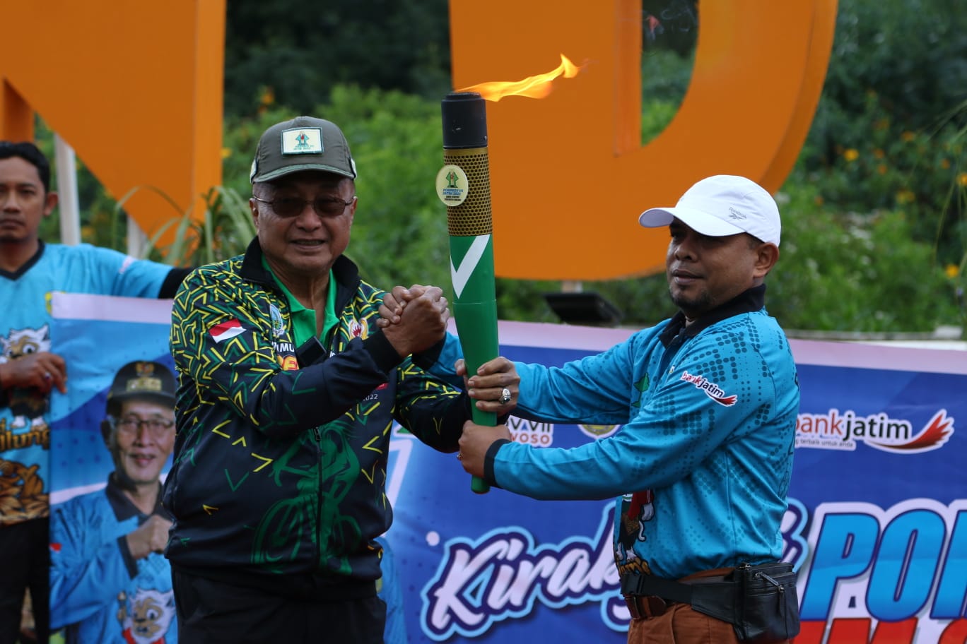 Arak-arakan kirab obor api mendapat sambutan luar biasa dari masyarakat Bondowoso