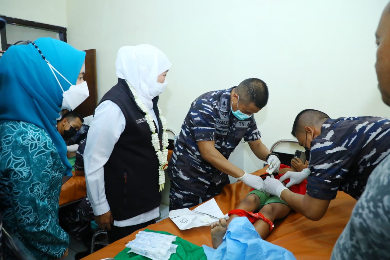 Pemerintah Provinsi Jawa Timur bersama Koarmada II bersinergi dengan FKG UNAIR, FKG UHT serta Baznas melakukan baksos kolaboratif multi stakeholders di Pantai Slopeng Sumenep.