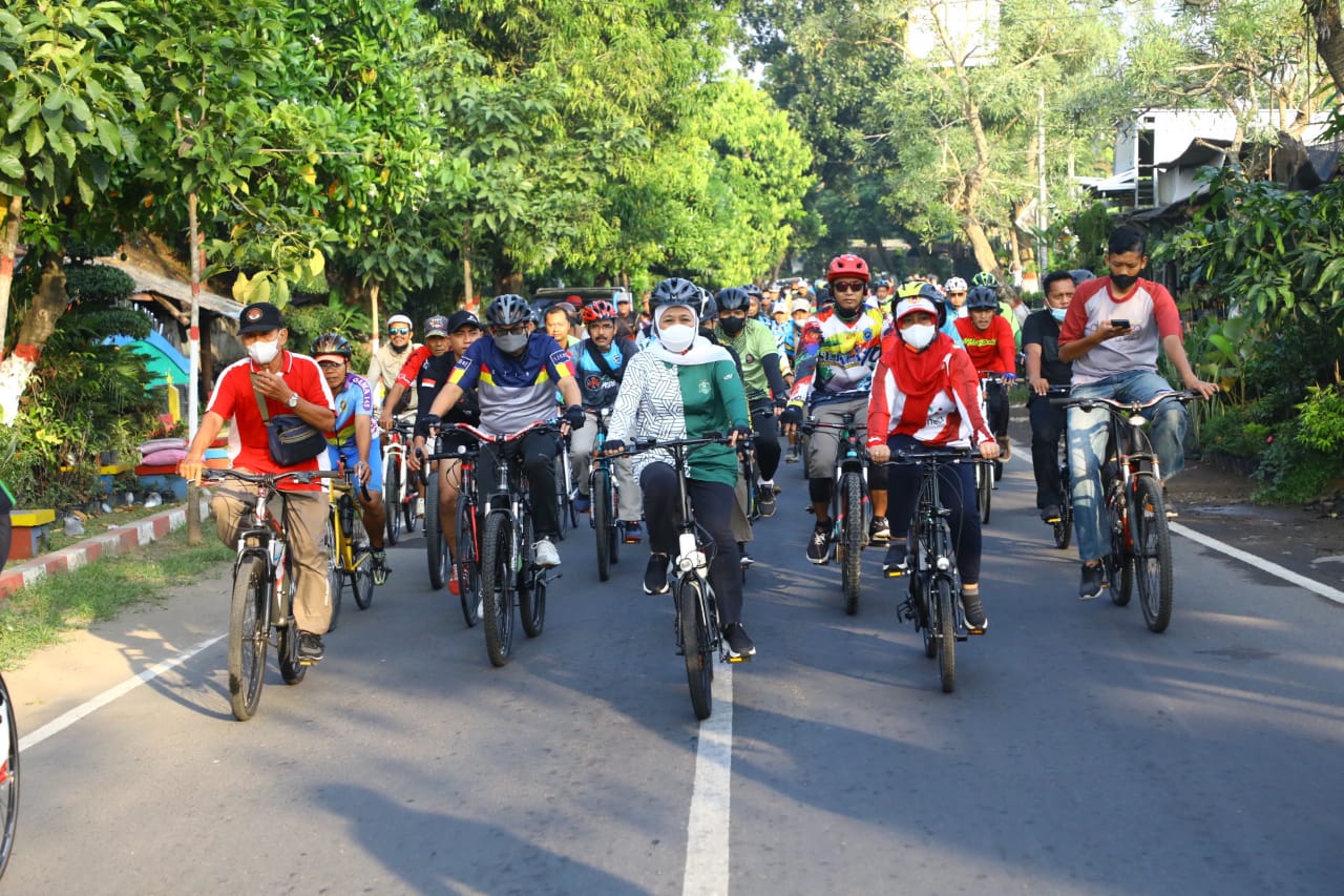 Gubernur Jawa Timur Khofifah Indar Parawansa bersama Walikota Mojokerto Ika Puspitasari dan Forkopimda Kota Mojokerto ikut gowes bersama ribuan warga Kota Mojokerto, Minggu (26/6).