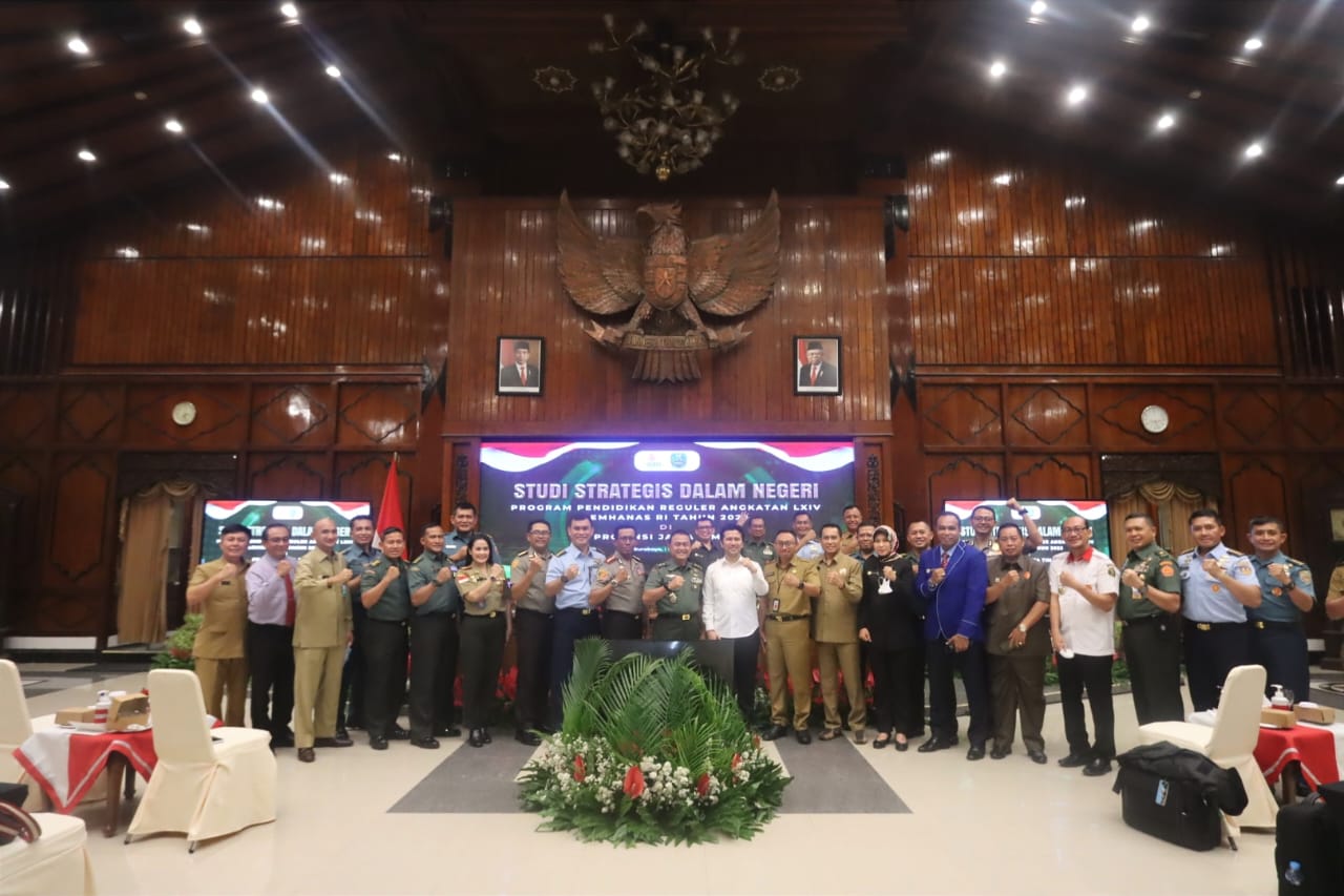 Plt Gubernur Jatim, Emil Elestianto Dardak saat menerima kunjungan Peserta SSDN PPRA Lemhannas RI angkatan LXIV di Bhinaloka Kantor Gubernur Jatim jalan Pahlawan Surabaya, Senin (4/7/2202).