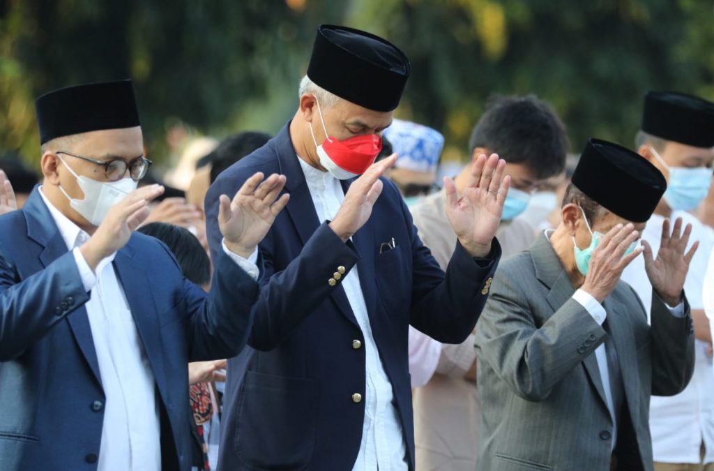 Gubernur Jawa Tengah Ganjar Pranowo melaksanakan salat Iduladha 1443 Hijiriah di Lapangan Pancasila (Simpang Lima), Minggu (10/7/2022)