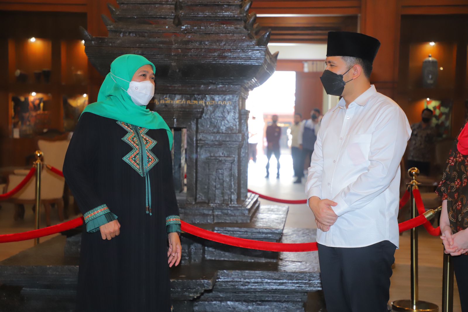 Gubernur Jawa Timur, Khofifah Indar  Parawansa saat bersama Wakil GubernurJatim Emil Elestianto Dardak