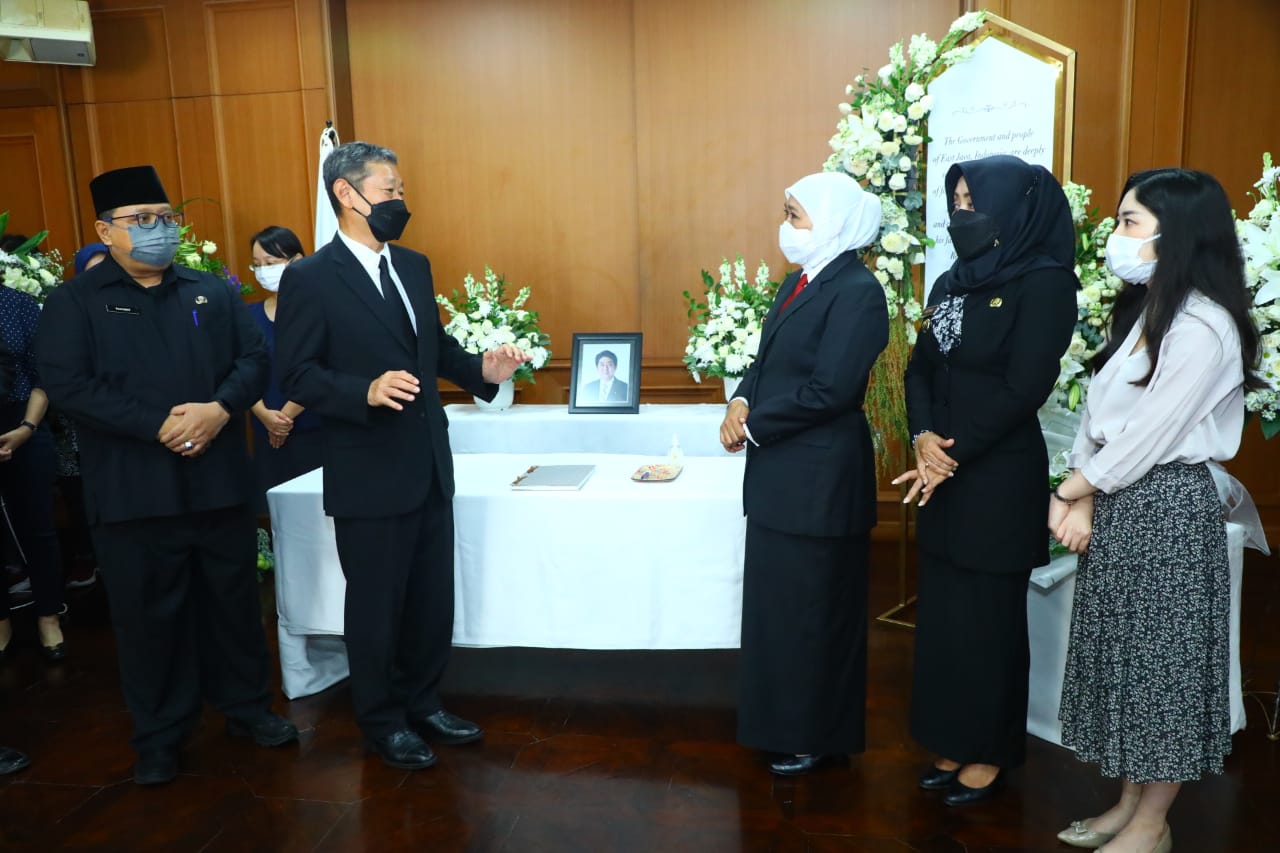Ucapan bela sungkawa dan penghormatan atas wafatnya Shinzo Abe disampaikan secara langsung oleh Gubernur Khofifah di hadapan Konsulat Jenderal Jepang Takeyama Kenichi, di Kantor Konsulat Jenderal Jepang di Jalan Sumatera No. 93 Surabaya, Kamis (14/7).