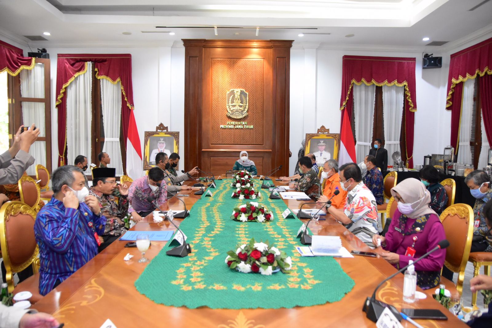 Gubernur Khofifah saat memimpin Rapat Pembahasan Proses Mitigasi Kepulangan Jamaah Haji Asal Jawa Timur Tahun 2022 di Gedung Negara Grahadi Surabaya, Jumat (15/7) 