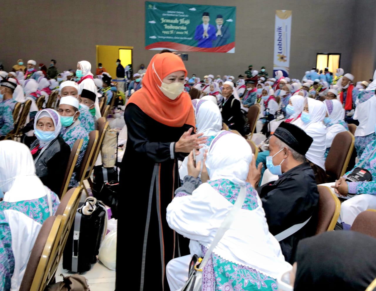 Gubernur Jawa Timur Khofifah Indar Parawansa secara langsung menyambut kedatangan para jemaah haji kloter pertama di Asrama Haji Sukolilo Surabaya 