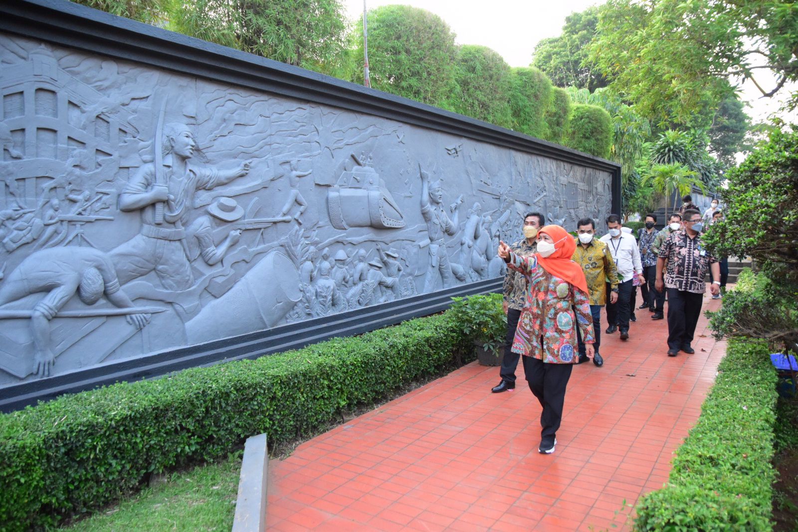 Gubernur Jawa Timur Khofifah Indar Parawansa saat meninjau sekaligus melakukan rapat koordinasi terbatas dengan beberapa Kepala OPD Pemprov di Anjungan Jawa Timur, Kompleks TMII, Jakarta Timur, Selasa (19/7).