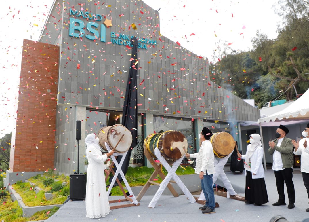 Gubernur Jawa Timur Khofifah Indar Parawansa bersama Dirut Bank Syariah Indonesia meresmikan masjid yang berlokasi di Jalan Penanjakan Bromo, Desa Wonokitri, Kecamatan Tosari, Kab. Pasuruan, Jumat (22/7).