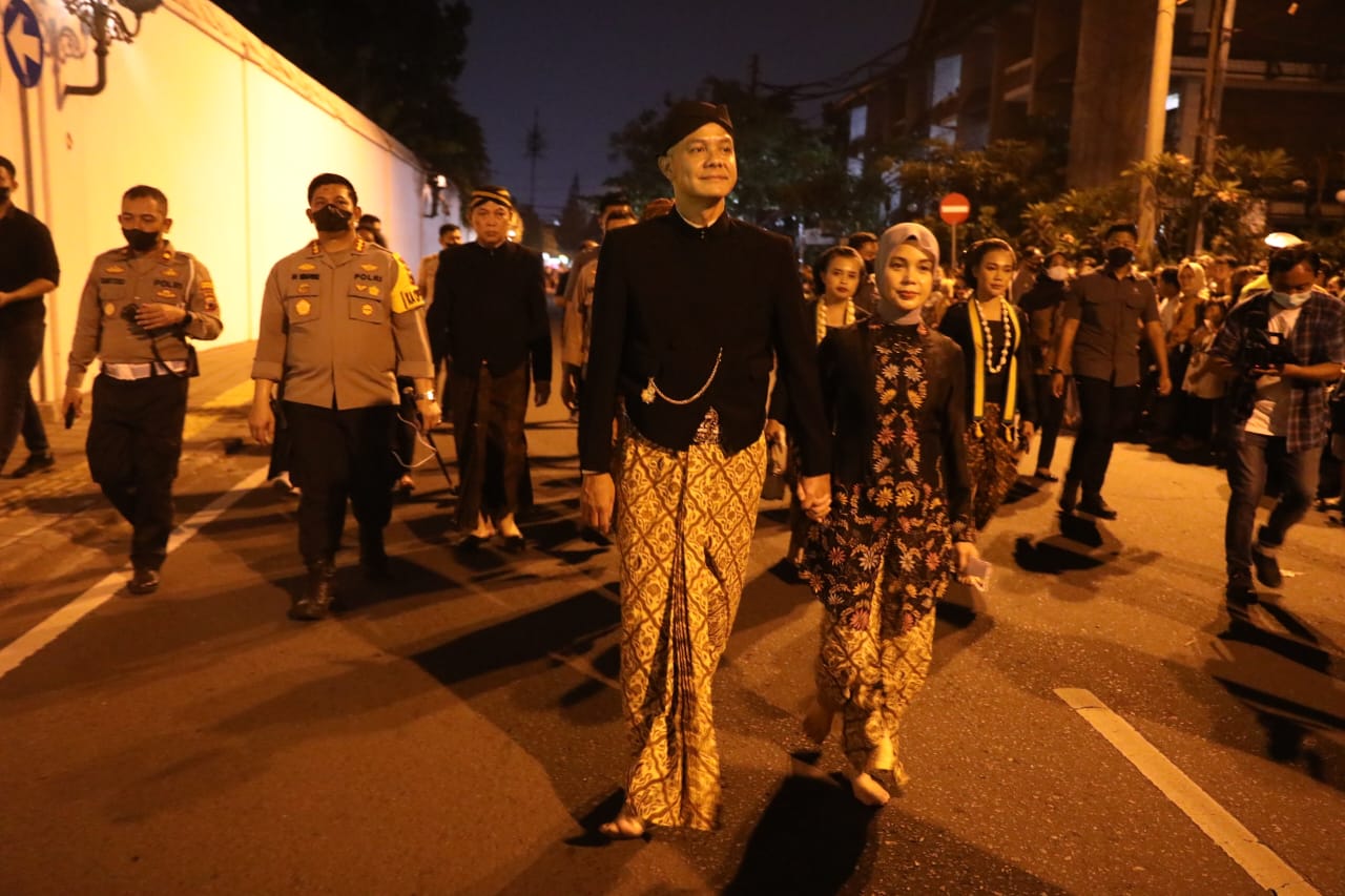 Gubernur Jawa Tengah Ganjar Pranowo saat mengikuti prosesi Kirab Pusaka Dalem 1 Sura EHE 1956, Jumat (29/7/2022) malam