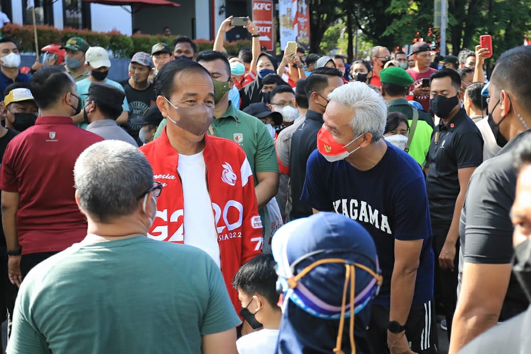 Gubernur Jawa Tengah Ganjar Pranowo mendampingi Presiden RI Joko Widodo berserta istri Iriana Joko Widodo dan sejumlah menteri, jalan sehat di kawasan car free day (CFD) Solo, Minggu (7/8/2022). 