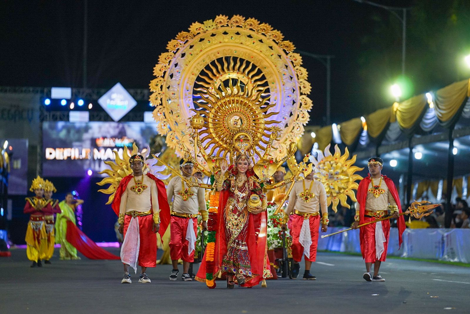 Gelaran Jember Fashion Carnaval (JFC) kembali dilaksanakan secara langsung dijalan setelah dua tahun digelar secara _hybrid_ karena pandemi Covid-19, Minggu (7/8) malam.
