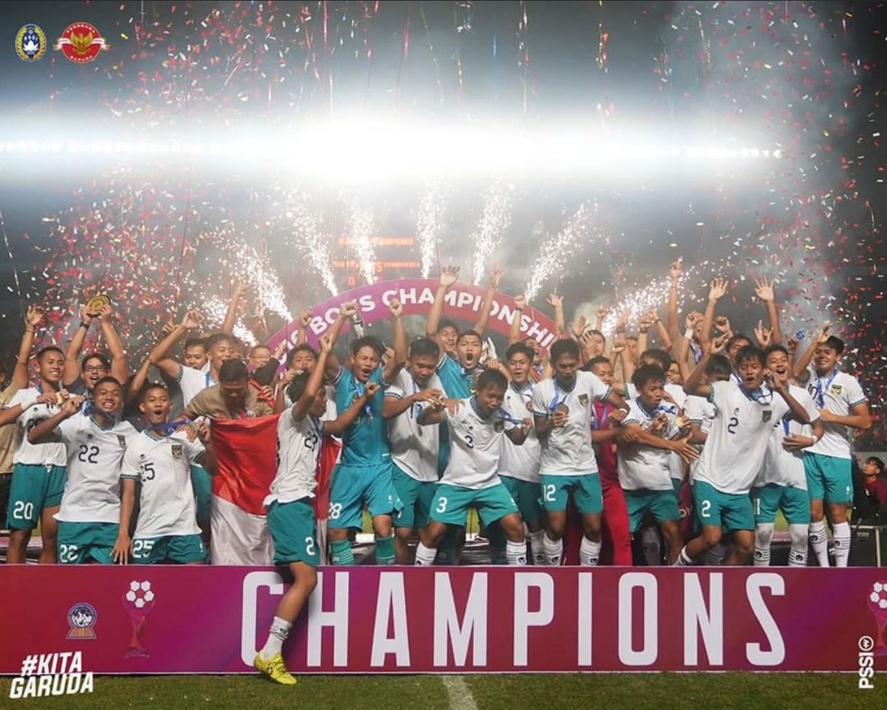 Tim Indonesia U-16 berfoto bersama setelah berhasil menjadi juara Piala AFF U-16 2022 usai mengalahkan Tim Vietnam 1-0 di Stadion Maguwoharjo, Sleman, Daerah Istimewa Yogyakarta, Jumat (12/8). 