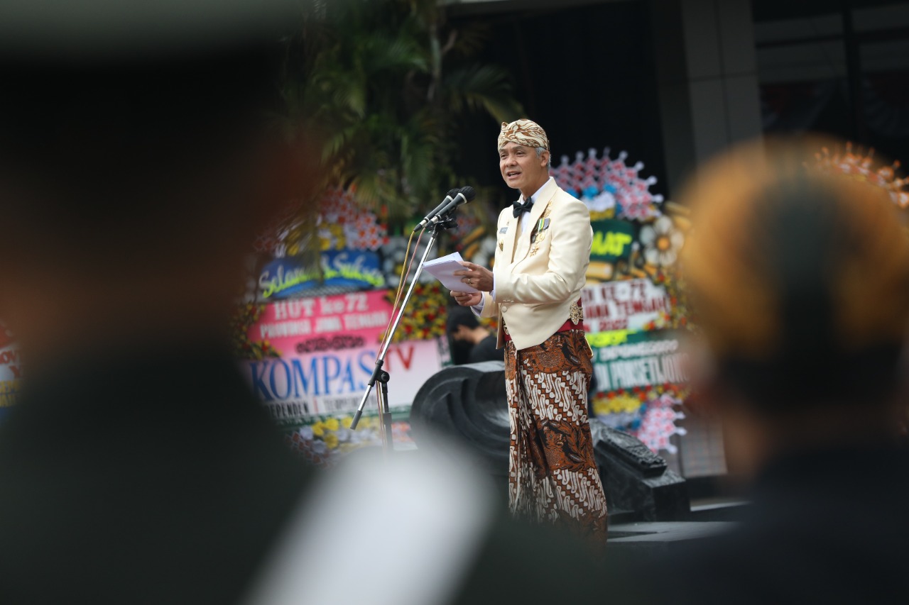 Gubernur Jateng Ganjar Pranowo saat menjadi inspektur upacara HUT ke-72 Jateng, di halaman kantor gubernur, Senin (15/8/2022)