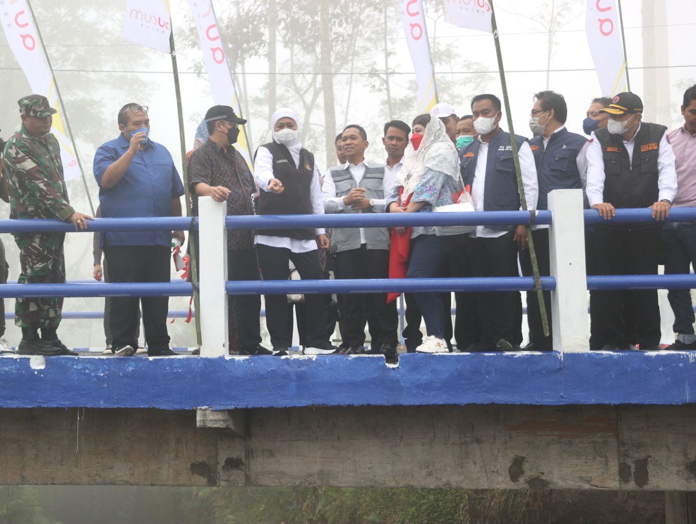 Gubernur Jawa Timur Khofifah Indar Parawansa saat meresmikan Jembatan Kajar Kuning, di Desa Sumberwuluh, Kec. Candipuro, Kab. Lumajang Jumat (20/8). 