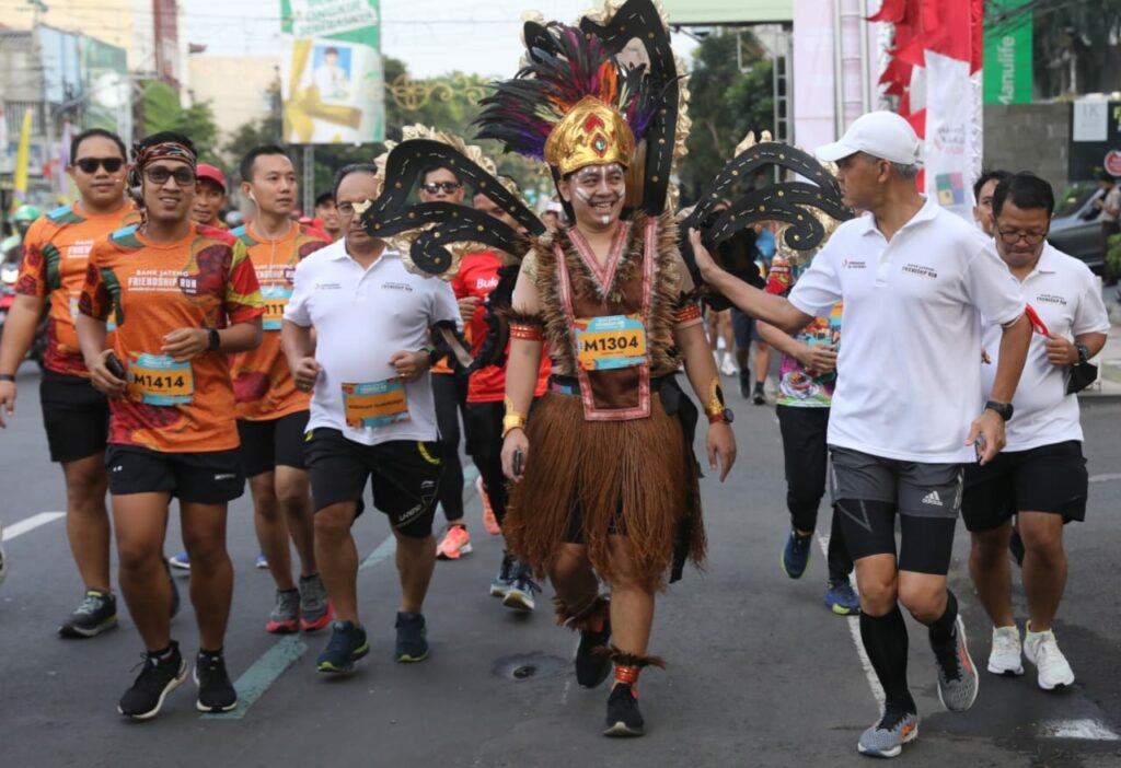 Gubernur Jawa Tengah Ganjar Pranowo saat mengikuti lari 5KM dalam acara Friendship Run Borobudur Marathon 2022, Minggu (21/8/2022). 