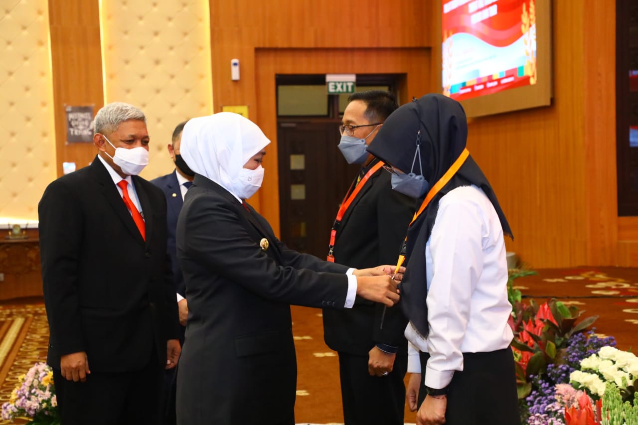 Gubernur Jawa Timur Khofifah Indar Parawansa secara resmi membuka Pelatihan Kepemimpinan Nasional Tingkat II Angkatan XXIV Tahun 2022 di Coorporate University BPSDM Prov Jatim, Surabaya, Senin (22/2) malam. 