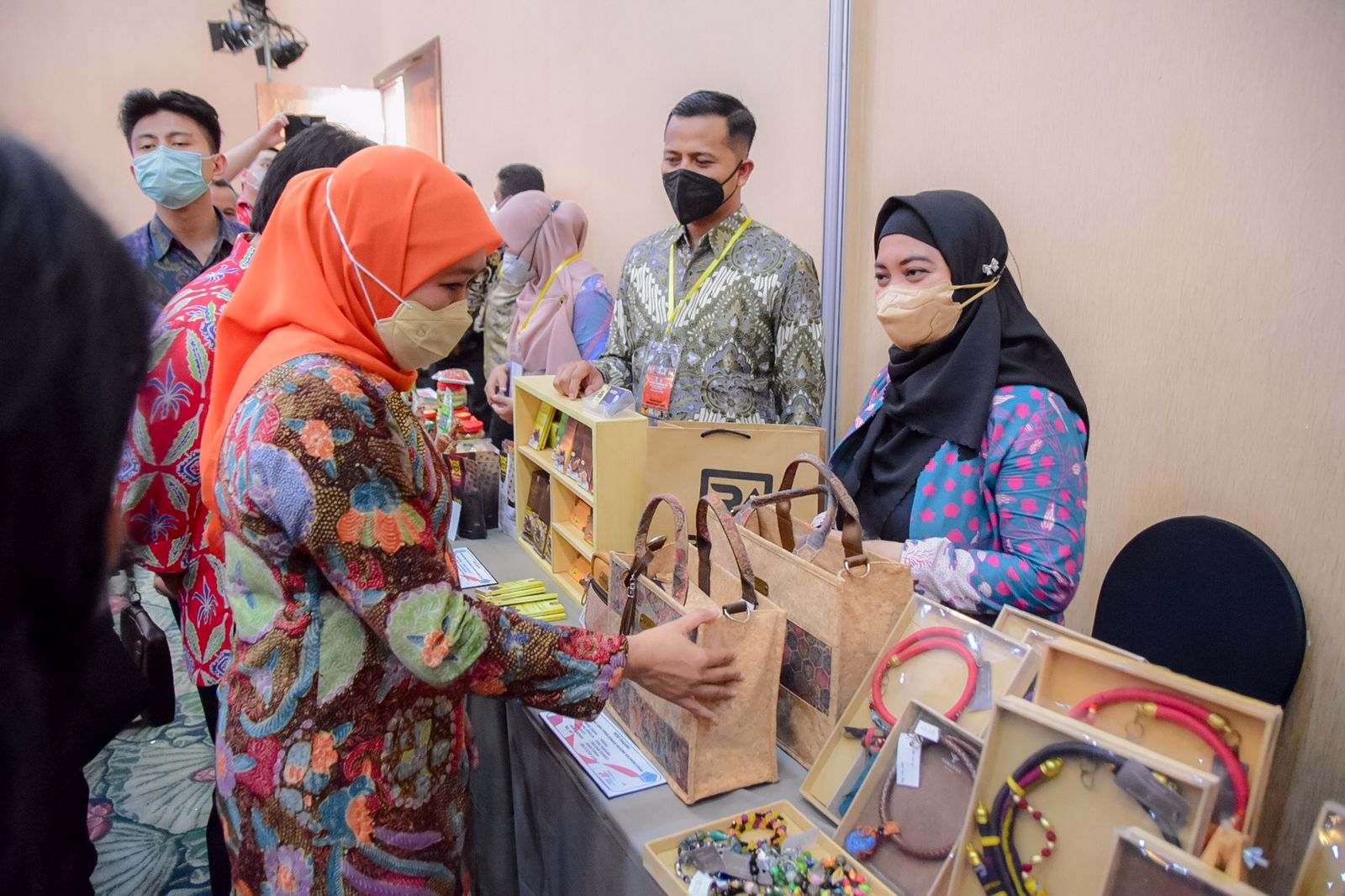 Gubernur Khofifah saat memimpin gelaran Misi Dagang dan Investasi antara Jawa Timur dan Sulawesi Utara di Sintesa Peninsula Hotel, Kamis (25/8).