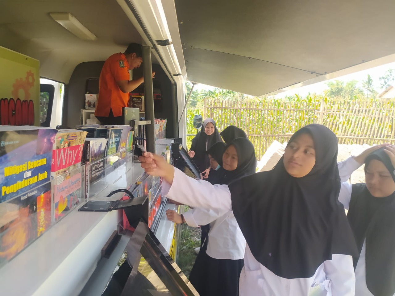Tim Satuan Pendidikan Aman Bencana (SPAB) BPBD Jatim dan SRPB Jatim terus menggencarkan literasi kebencanaan ke sekolah-sekolah maupun pesantren.