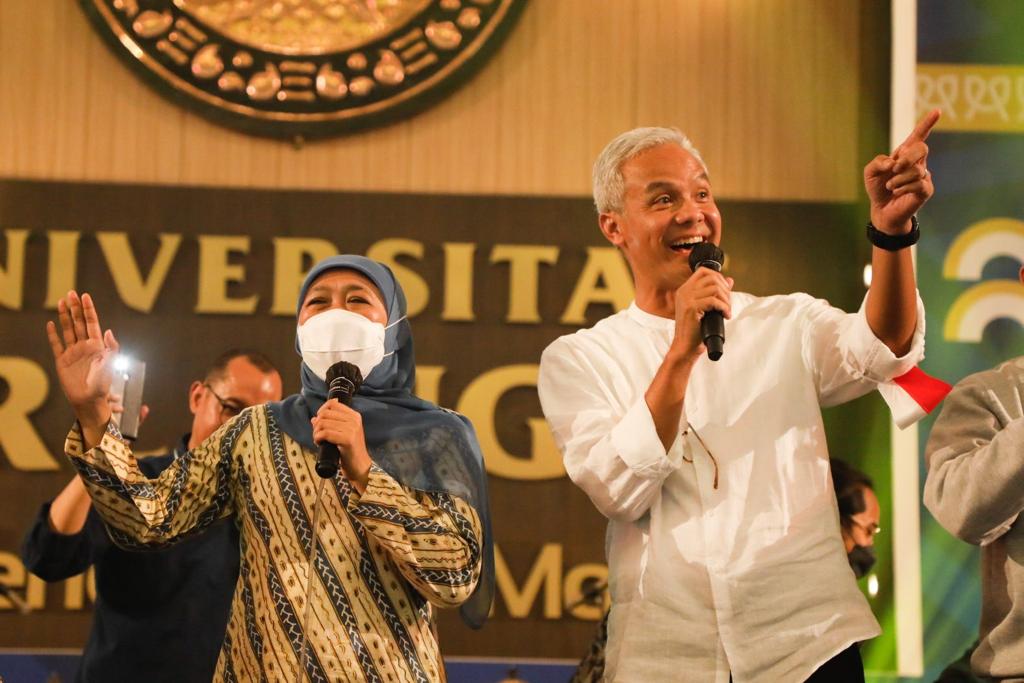 Gubernur Jawa Timur Khofifah Indar Parawansa dan Gubernur Jawa Tengah Ganjar Pranowo satu panggung memberi motivasi mahasiswa baru Universitas Airlangga (Unair) pada penutupan Pengenalan Kehidupan Kampus Mahasiswa Baru (PKKMB) di Airlangga Convention Cent