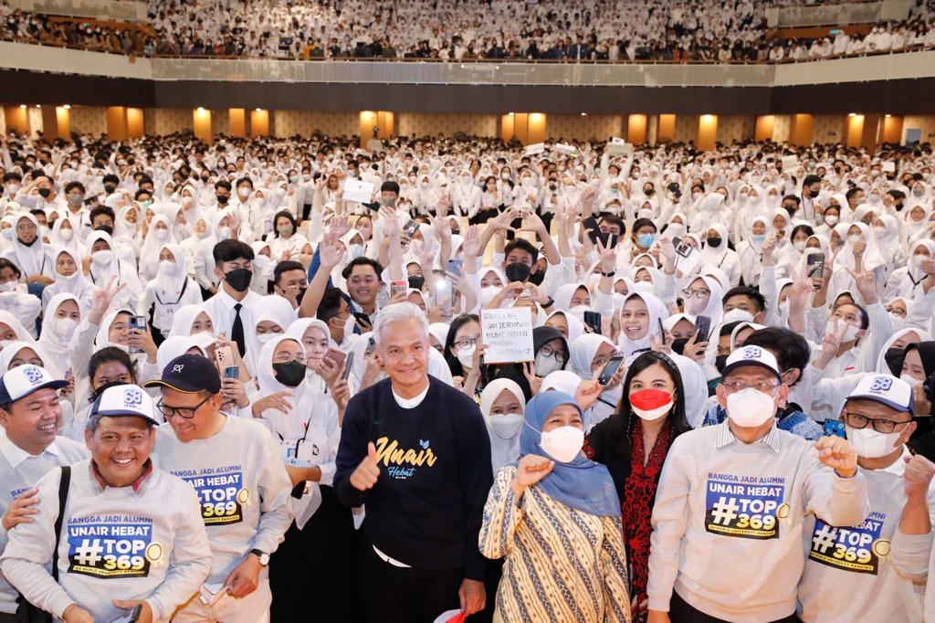 Gubernur Jawa Timur Khofifah Indaer Parawansa dan Gubernur Jawa Tengah Ganjar Pranowo saat menghadiri penutupan Pengenalan Kehidupan Kampus Mahasiswa Baru (PKKMB) Universitas Airlangga  di Airlangga Convention Center, Sabtu (27/8/2022)