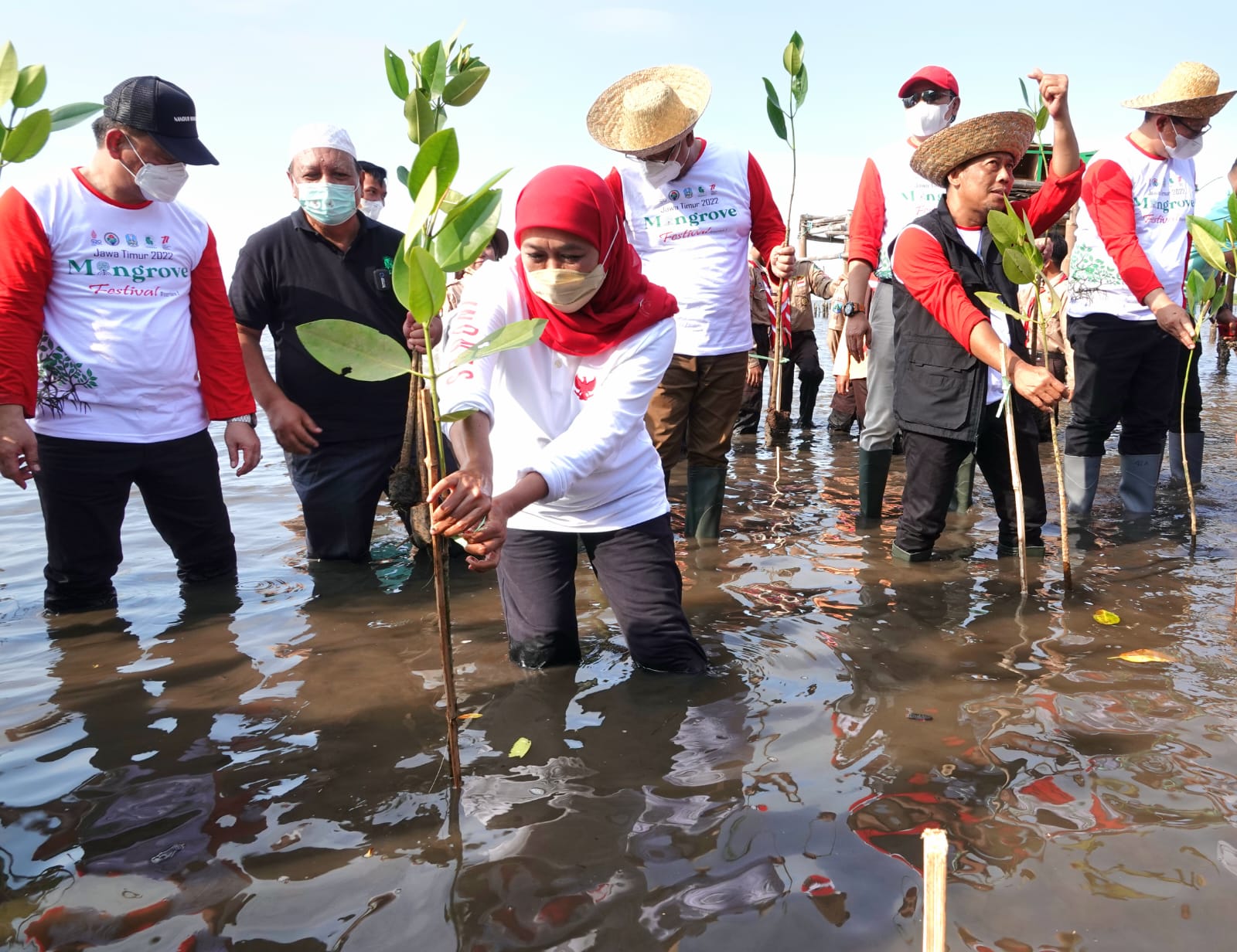 Gubernur Jawa Timur Khofifah Indar Parawansa saat Festival Mangrove perdana digelar Pemprov Jatim di Penunggul Mangrove Park, Kecamatan Nguling, Kab. Pasuruan, Selasa (30/8). Dibuka langsung oleh ,