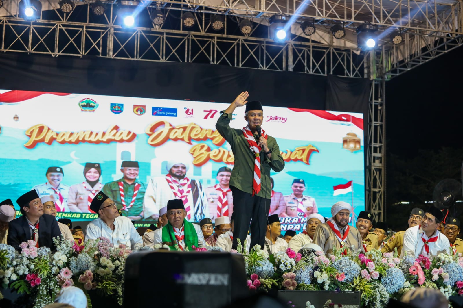 Gubernur Jawa Tengah Ganjar Pranowo  menghadiri acara Pramuka Jateng Berselawat  di halaman Pendapa Kabupaten Tegal, Selasa (30/8/2022) malam,