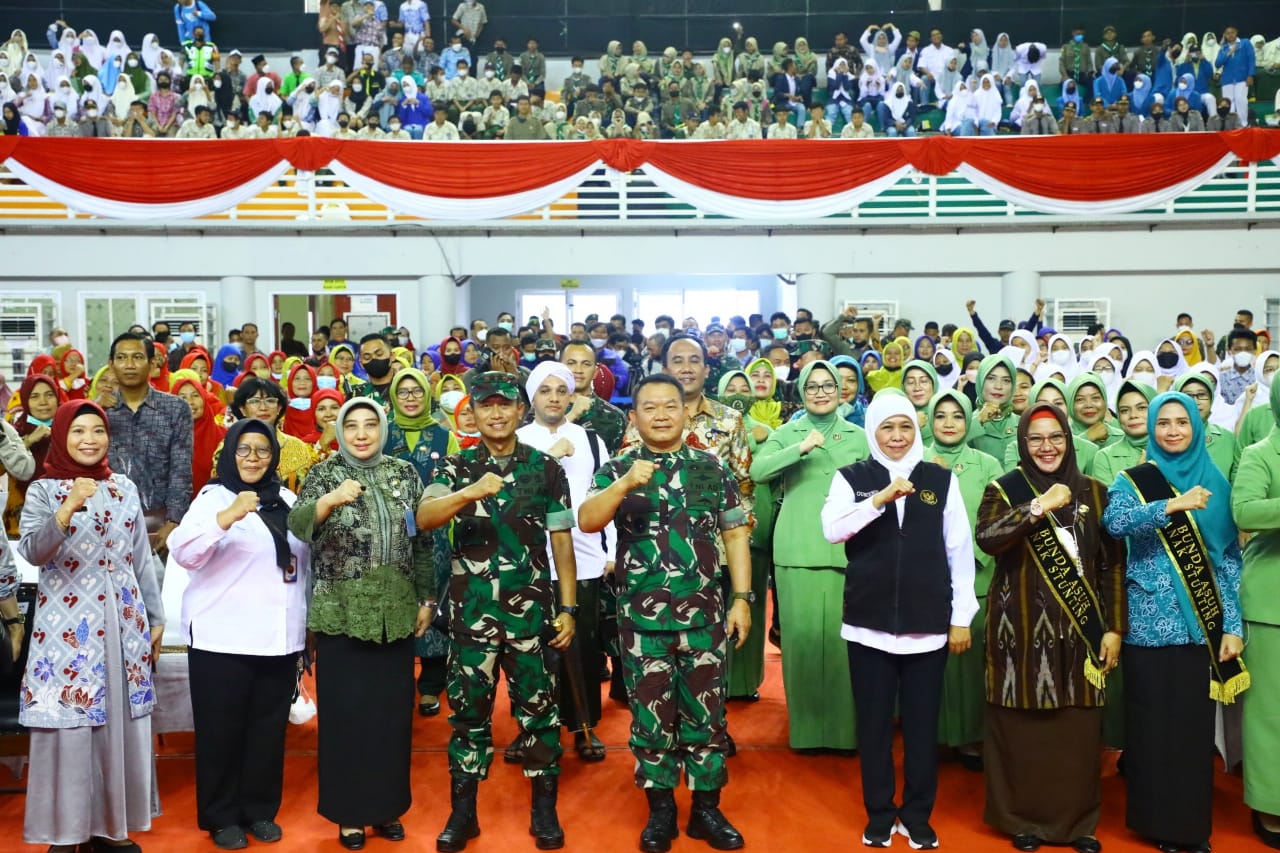 Gubernur Khofifah saat mendampingi Kepala Staf Angkatan Darat (KSAD) Jendral TNI Dudung Abdurahman pada talkshow Program Penurunan Stunting di GOR Pusponegoro, Kab. Gresik, Kamis (1/9).