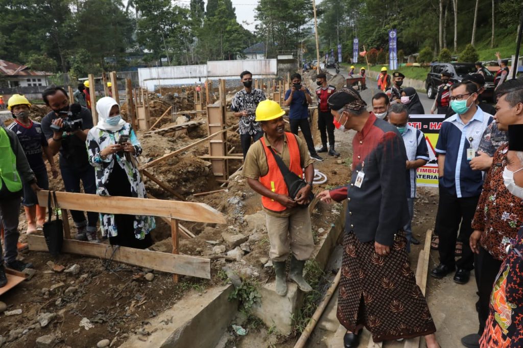 Gubernur Jawa Tengah Ganjar Pranowo saat meninjau Bankeu Sarpras kabupaten/kota di Kabupaten Wonosobo, Kamis (1/9/2022).
