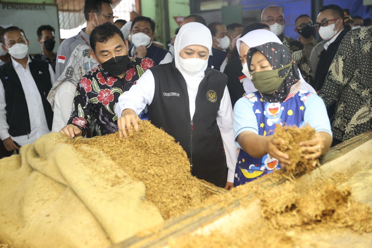 Gubernur Jawa Timur Khofifah Indar Parawansa saat meresmikan peluncuran 15 unit armada dump truk dan pelatihan usaha untuk anggota, karyawan dan masyarakat di Koperasi Karyawan Redrying Bojonegoro, Jumat (2/9). 