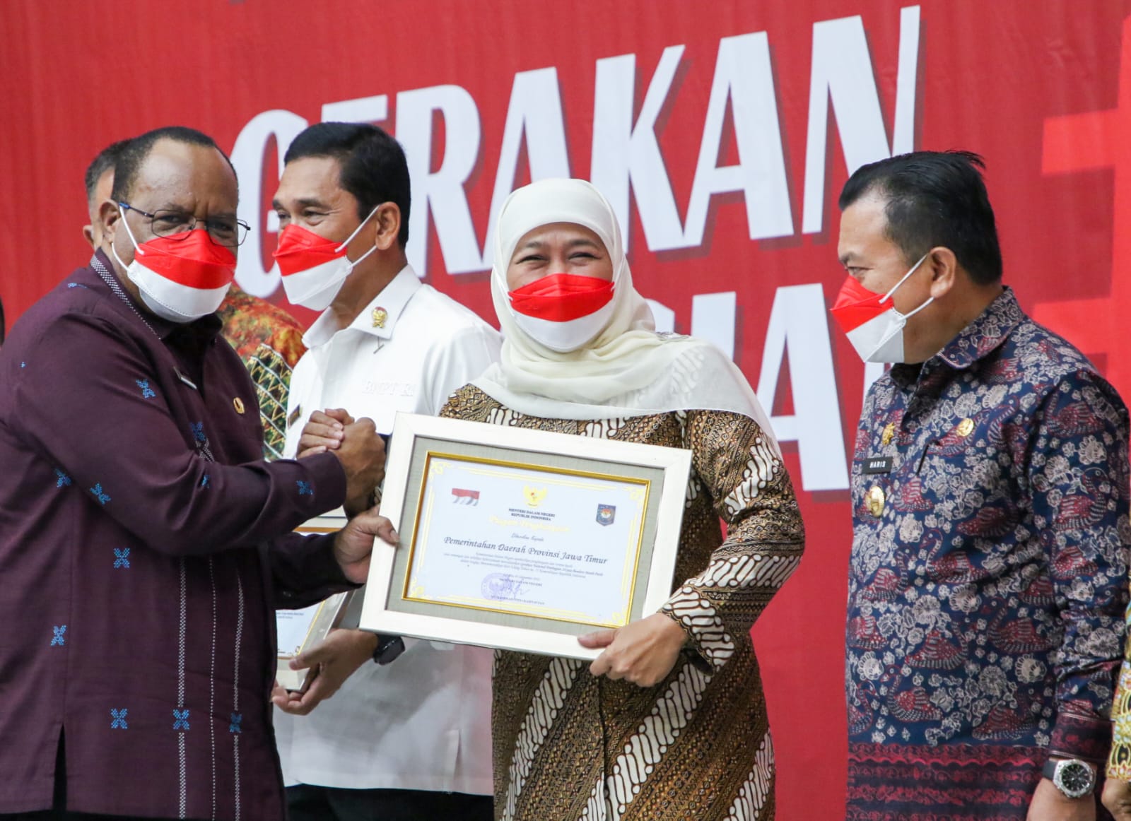 Gubernur Jawa Timur Khofifah Indar Parawansa saat menerima penghargaan di Kantor Kementerian Dalam Negeri RI, Senin (5/9) pagi. 