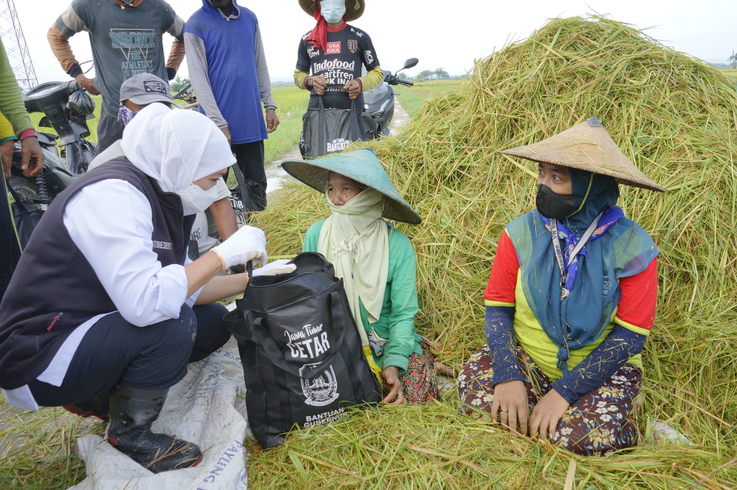 Gubernur Jawa Timur Khofifah Indar Parawansa saat menemui para petani