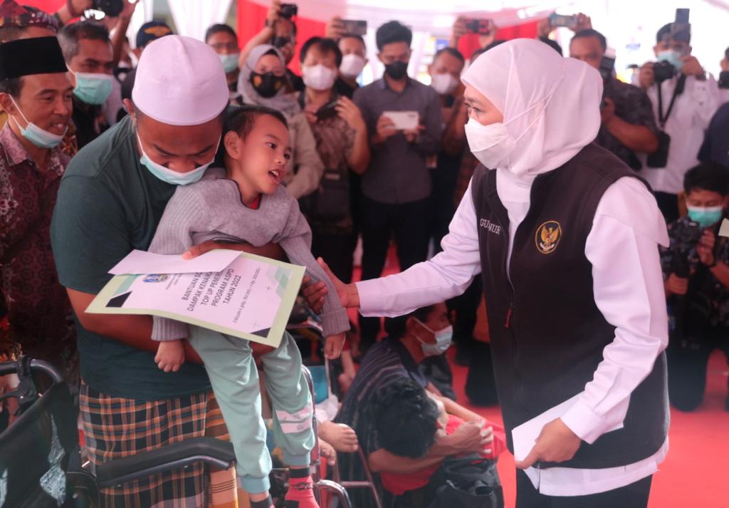 Gubernur Khofifah saat menyalurkan program perlindungan sosial kepada masyarakat terdampak inflasi dan kenaikan BBM di Kabupaten Jember dan meninjau pasar murah yang digelar di UPT Bapenda Provinsi Jatim di Kab. Jember.