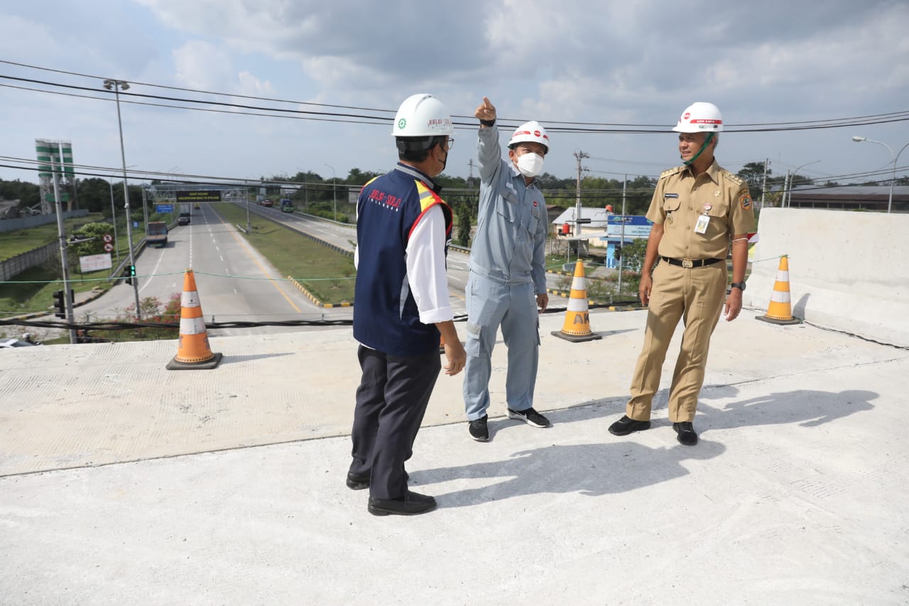 Gubernur Jawa Tengah Ganjar Pranowo meninjau langsung progres pembangunan jalan tol Solo-Yogyakarta, di pintu masuk tol Solo, Senin (19/9/2022)