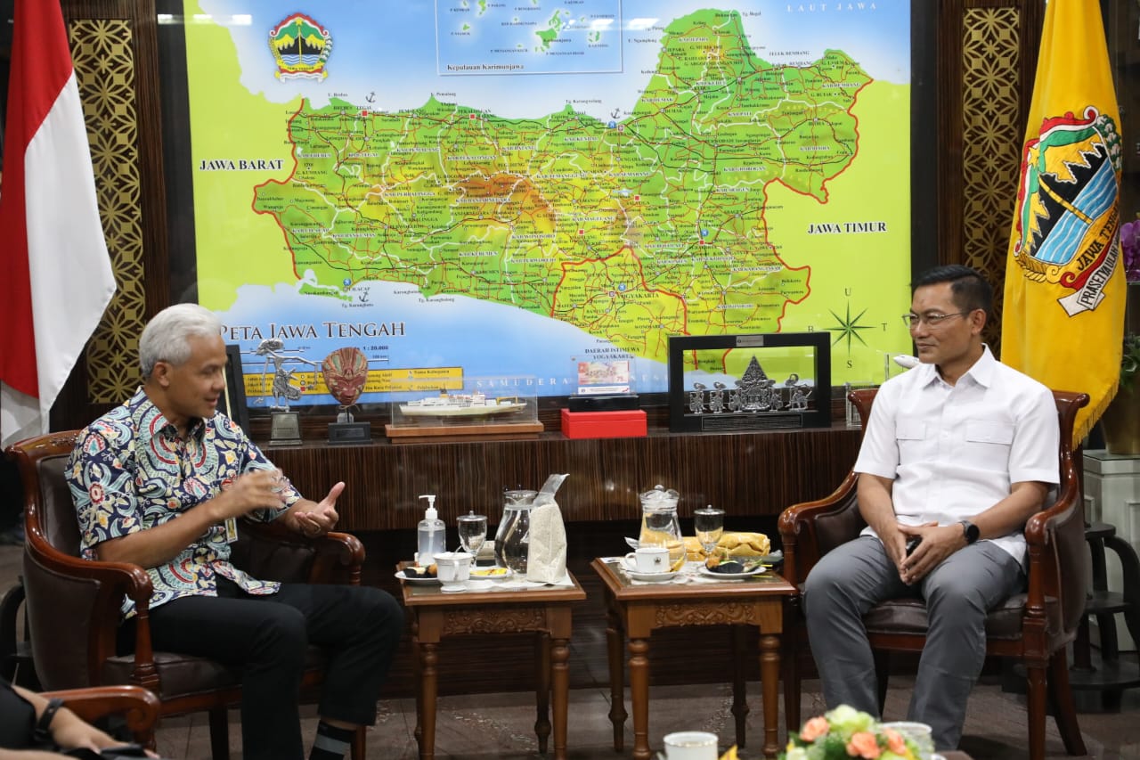 Gubernur Jawa Tengah Ganjar Pranowo saat menerima tim dari Densus 88 Antiteror Polri, di Kantor Gubernur, Kamis (22/9/2022).
