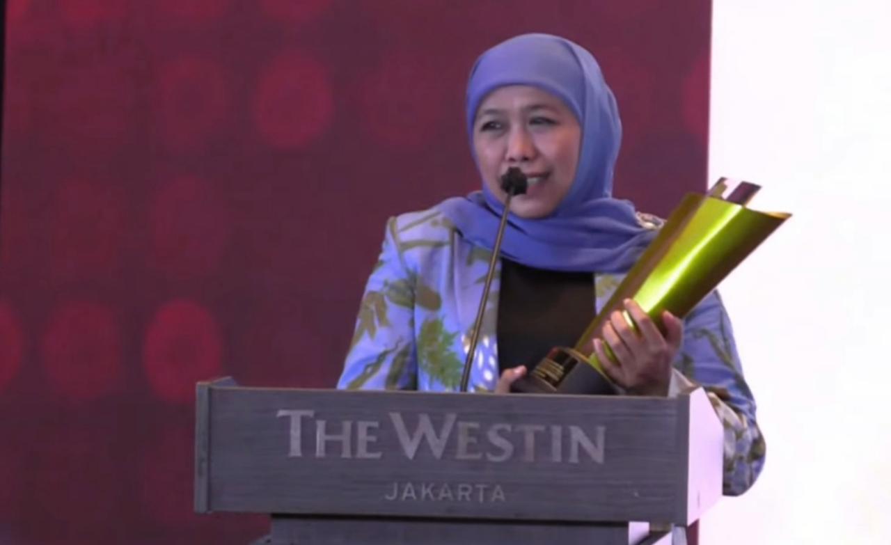 Gubernur Jawa Timur, Khofifah Indar Parawansa saat menerima penghargaan sebagai Kepala Daerah Perempuan Inspiratif 2022 dari TEMPO Media Group.