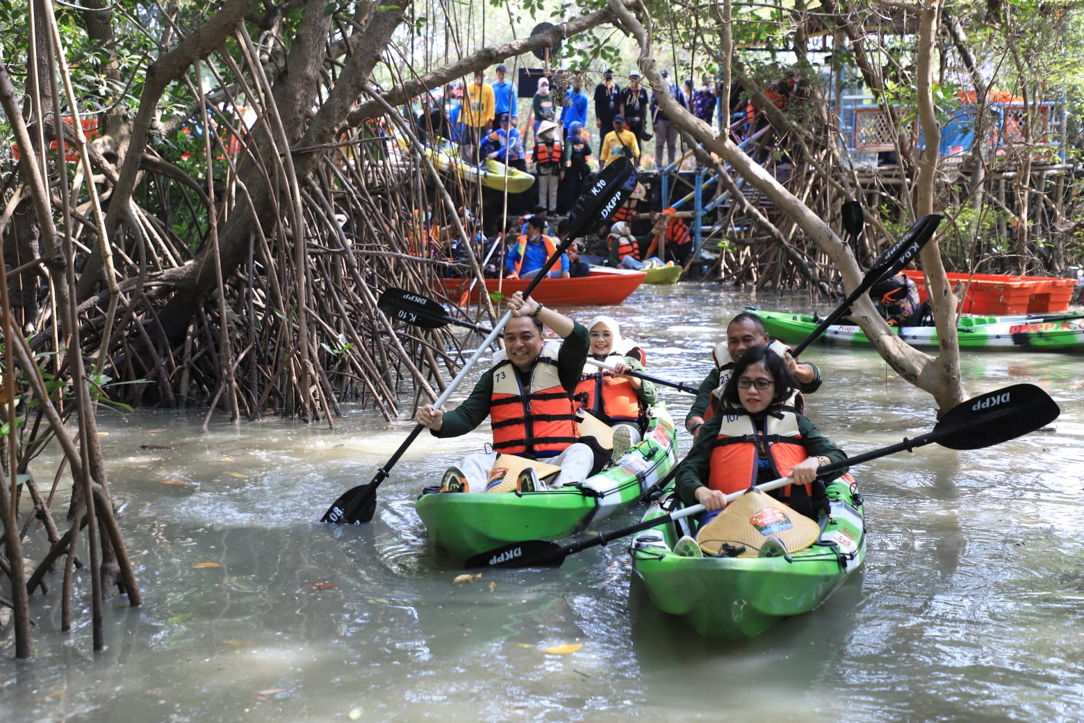  Wahana wisata Romokalisari Adventure Land, resmi dilaunching Wali Kota Surabaya Eri Cahyadi pada Minggu (25/9/2022). Destinasi wisata yang berlokasi di kawasan Surabaya Barat tersebut, menawarkan sejumlah wahana.