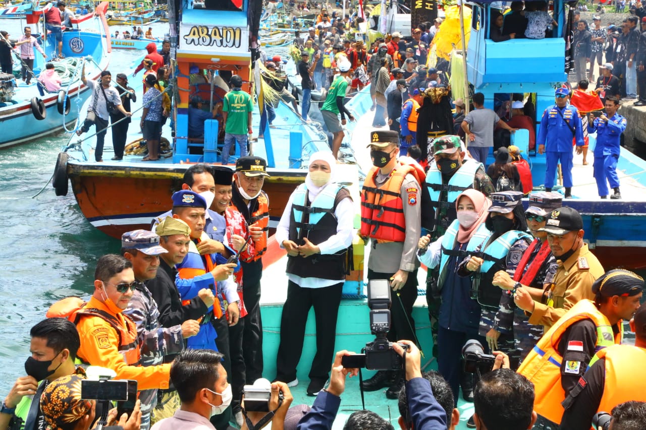 Gubernur Jawa Timur Khofifah Indar Parawansa turut hadir di acara Syukuran Nelayan dan Petik Laut di Tempat Pelelangan Ikan (TPI) Sendang Biru Dusun Tambakrejo Sendangbiru, Sumbermanjing Kabupaten Malang, Selasa (27/9). 