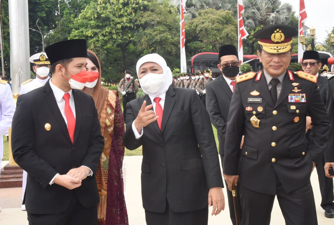 Gubernur Khofifah dan Wakil Gubernur Emil Dadak usai Upacara Peringatan Hari Kesaktian Pancasila Tahun 2022 di Halaman Gedung Negara Grahadi Surabaya, Sabtu (1/10).