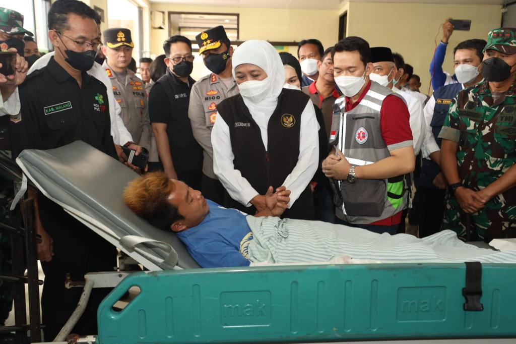 Khofifah saat mengujungi korban insiden stadion Kanjuruhan di Kota Malang, Minggu (2/10/2022). 