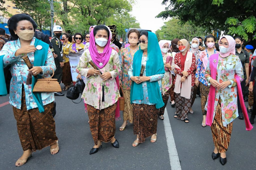 peringatan Hari Batik Nasional 2 Oktober. Parade mengambil start dari depan Loji Gandrung, dan finish di Ndalem Wuryaningratan (House of Danar Hadi) di Jalan Slamet Riyadi.