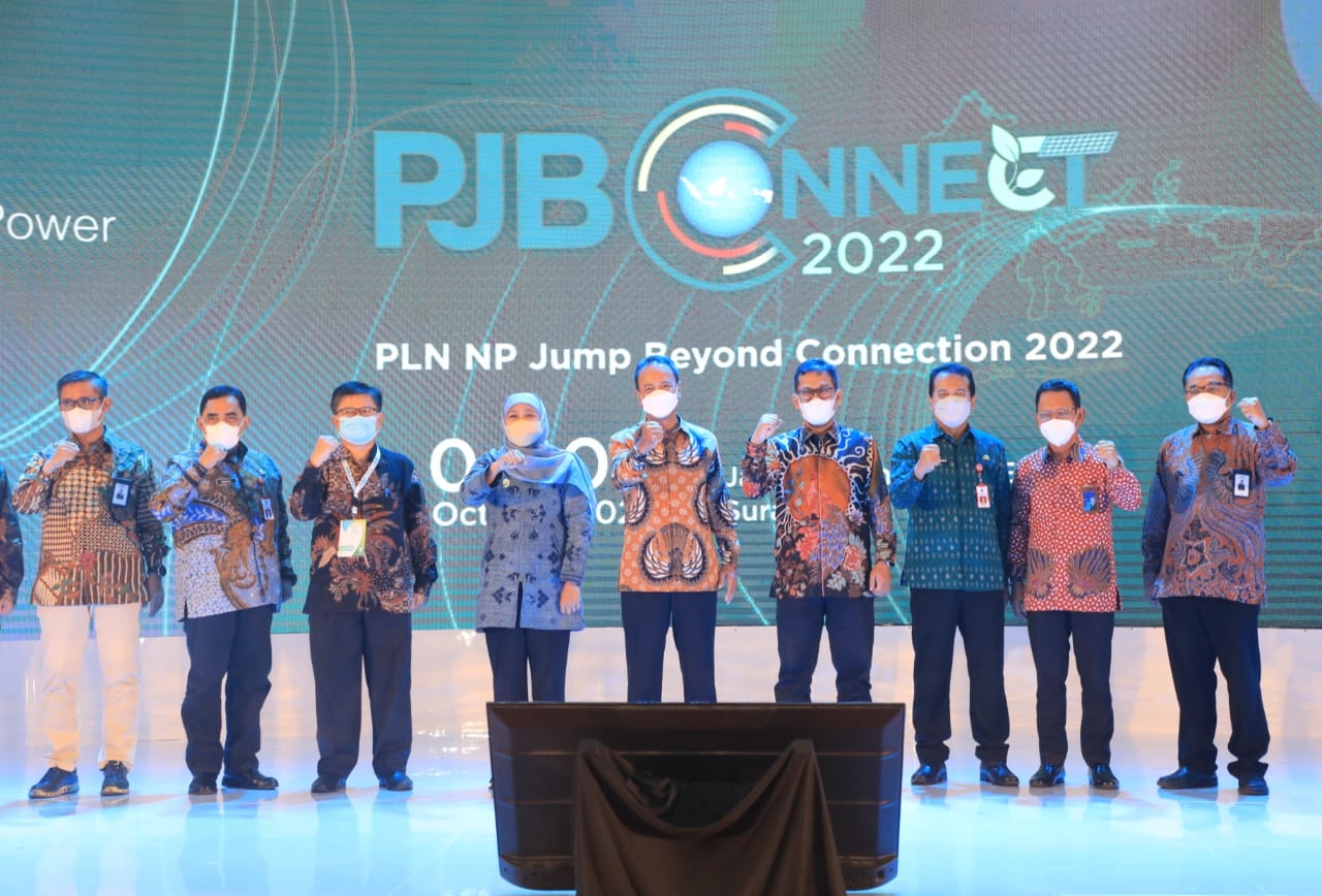 Direktur Utama (Dirut) PLN Nusantara Power Ruly Firmansyah dan Gubernur Jawa Timur beserta jajaran pada rangkaian acara pembukaan PKB Connect 2022 di Jatim International Expo Surabaya, Selasa(4/10).  