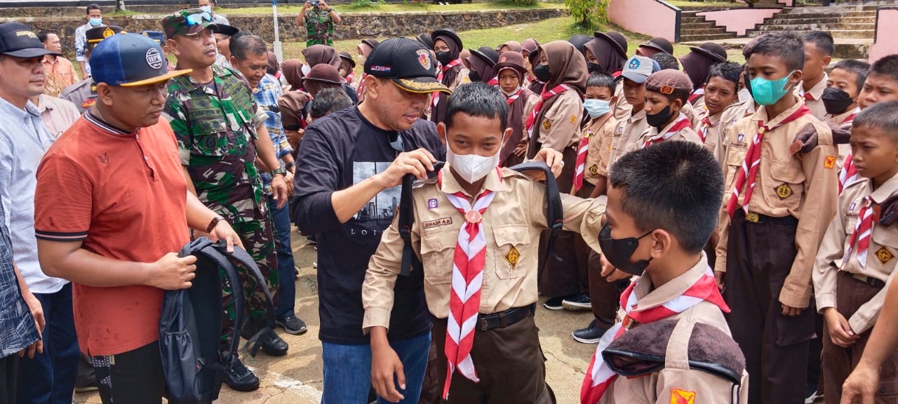 Para siswa di Karimunjawa diminta mampu menguasai bahasa asing, khususnya bahasa Inggris. Sebab, dengan perkembangan wisata Karimunjawa, akan ada banyak turis asing yang datang.
