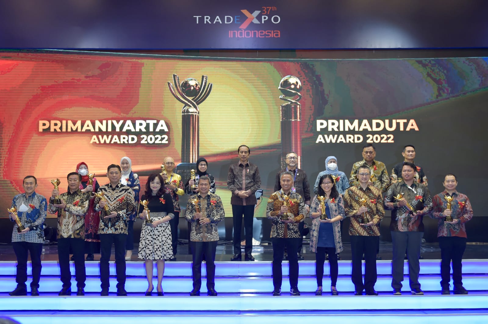 Gubernur Jatim Khofifah Indar Parawansa menerima penghargaan Primaniyarta kategori Kepala Daerah pendukung ekspor dari Kementerian Perdagangan (Kemendag) Republik Indonesia Direktorat Jenderal Pengembangan Ekspor Nasional.