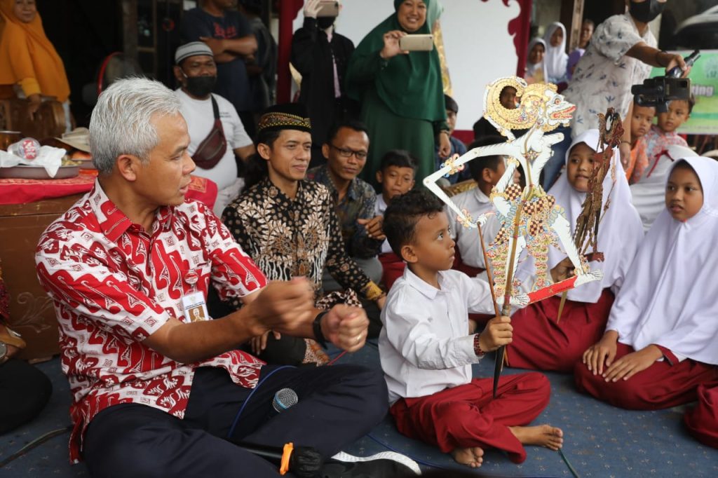 Ganjar Pranowo saat berkunjung dan berdialog dengan anak-anak di Sanggar Budaya SKWL Nusantara, Rabu (19/10/2022).