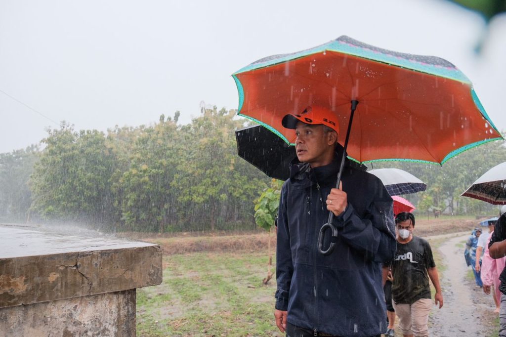 Gubernur Jawa Tengah Ganjar Pranowo meninjau langsung Jembatan Juwero yang rusak, di Desa Triharjo, Kecamatan Gemuh, Kendal, Jumat (21/10/2022).