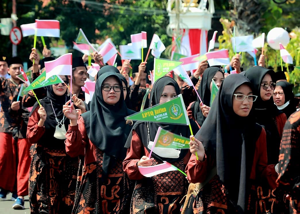 Gubernur Jawa Timur Khofifah Indar Parawansa memberikan bonus dan penghargaan pada seluruh Kafilah MTQ Jatim yang telah meraih Juara Umum dalam MTQ Nasional Ke-29. 