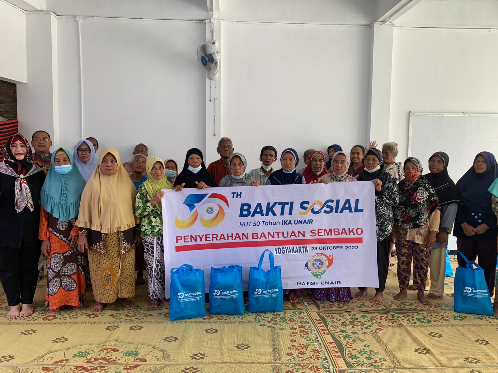 Sebanyak 30 paket sembako dibagikan. Sementara, sasaran penerimanya adalah warga di Dusun Nglarang RT 3 RW 11, Sidoarum, Godean, Sleman, DI Yogyakarta, Minggu, 23 Oktober 2022. 