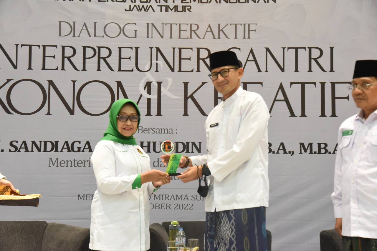 Ketua DPW PPP Jatim, Nyai Mundjidah Wahab dan Menparekraf Sandiaga Salahuddin Uno menghadiri acara dialog interaktif bersama DPW PPP Jatim di Surabaya, Selasa (25/10).