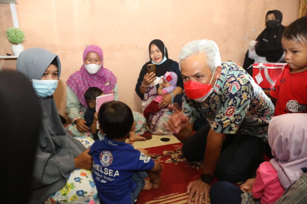 Gubernur Jawa Tengah, Ganjar Pranowo dibuat bangga dengan semangat warga Desa Larangan Kabupaten Brebes dalam penanganan stunting. Saat menengok kegiatan Posyandu di desa itu, Rabu (2/11/2022), 